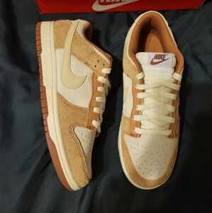 Brand new ds nike dunk low medium curry size 9 men's.